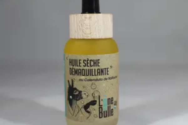 Huile visage naturelle éco-responsable dans une bouteille en verre pour hydrater et protéger la peau