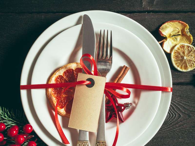 Marque-place de Noël en papier dans une décoration de table éco-responsabl