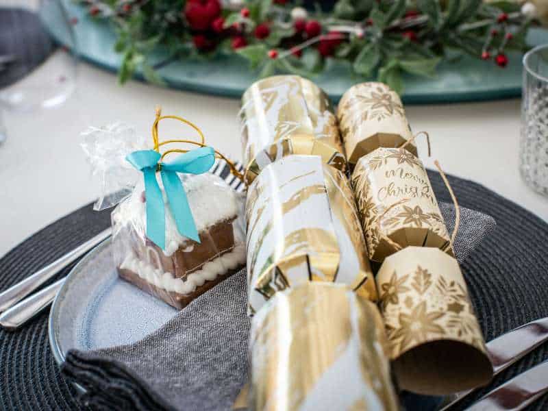 “Marque-place personnalisé avec petits cadeaux sur une table de Noël”