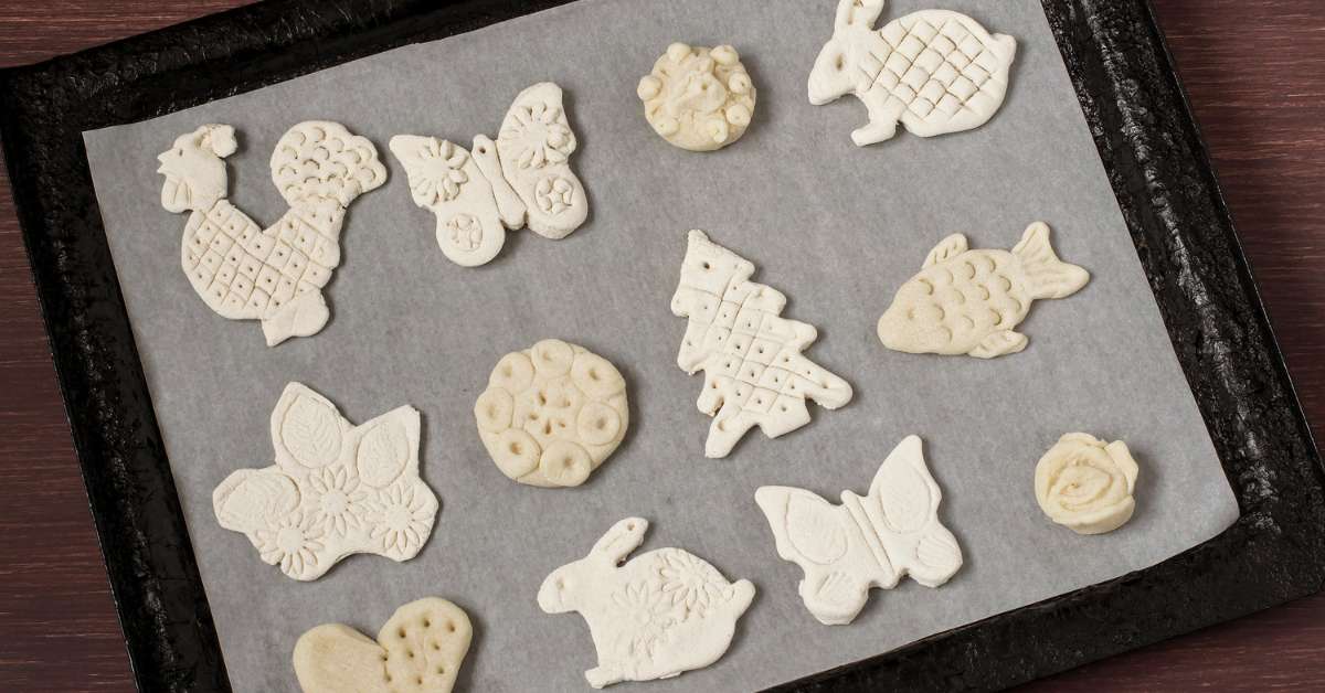 "Décorations en pâte à sel en train de cuire puis d’être peintes"