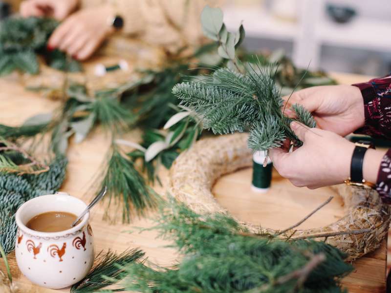 Installation du feuillage sur une base de couronne en vigne torsadée