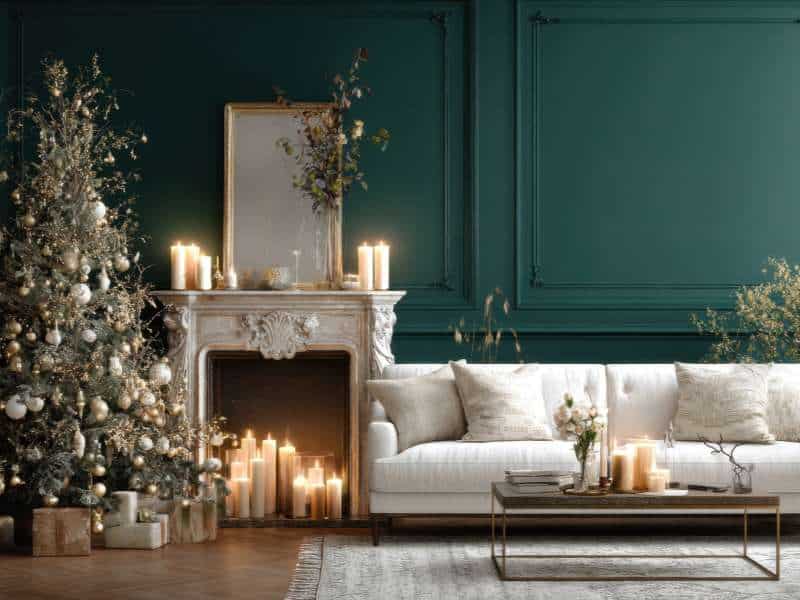 sapins de Noël mis en scène avec panier en jute et décorations naturelles