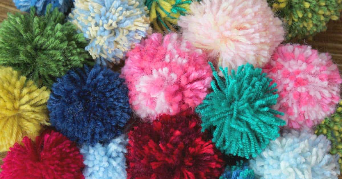 Pompons en laine terminés activité manuelle enfants
