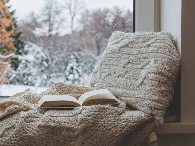 coin lecture près fenêtre lumière naturelle<br />
