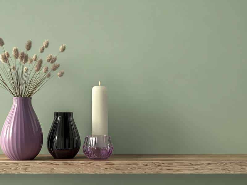 déco minimaliste toilettes avec vase et bougie