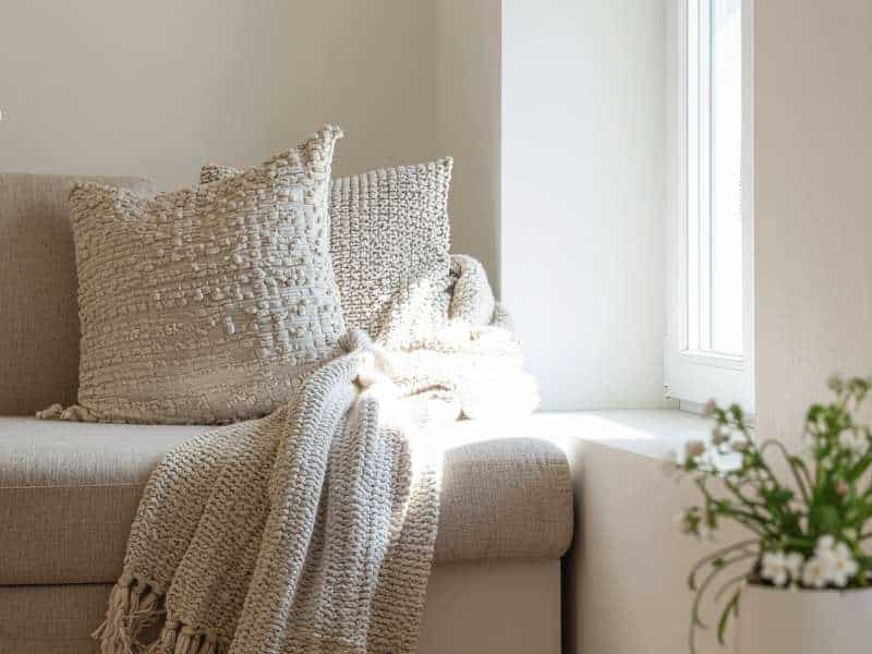 Intérieur blanc lumineux en janvier, ambiance apaisante et minimaliste inspirée slow déco