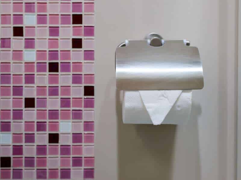 papier peint décoratif dans toilettes élégantes