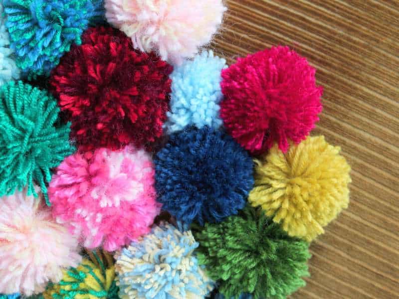 DIY Enfants : fabriquer des pompons en laine avec des cercles en carton