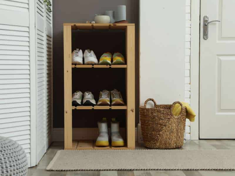 Meuble d’entrée étroit avec rangement chaussures et étagères murales