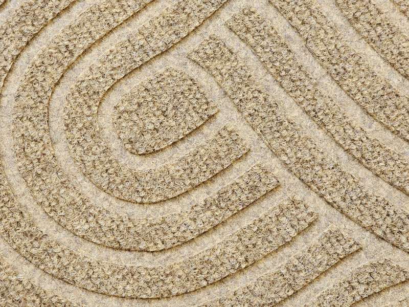 Tapis d’entrée graphique dans une petite entrée