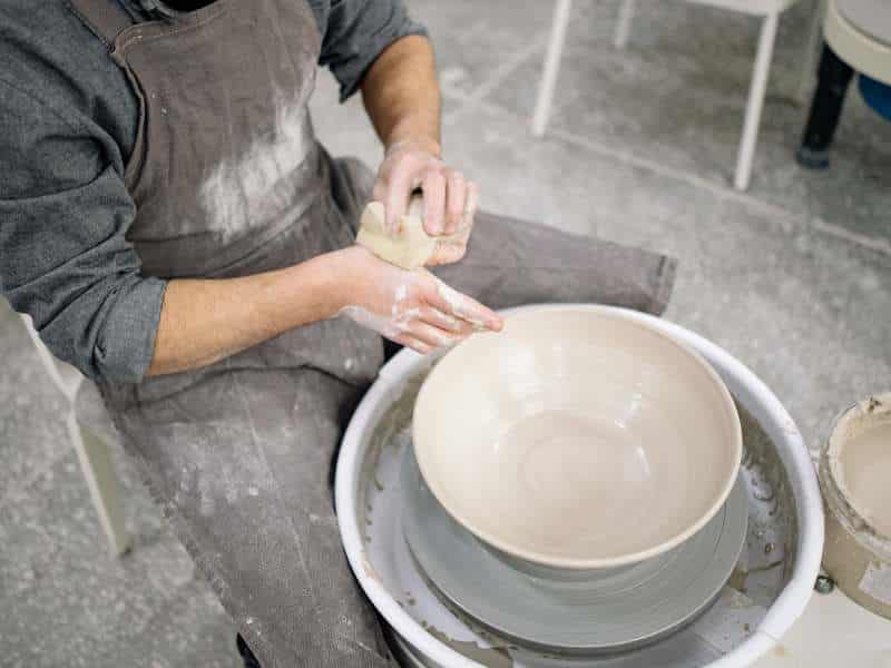 Argile naturelle et céramique en cours de fabrication artisanale