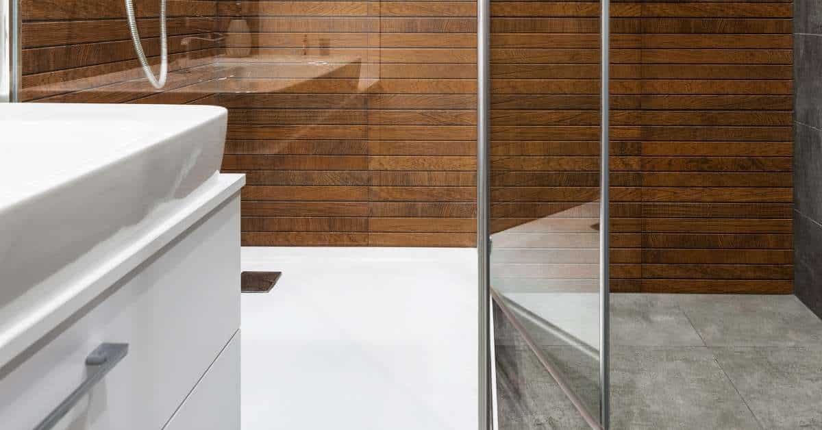 Douche à l’italienne dans une petite salle de bain moderne