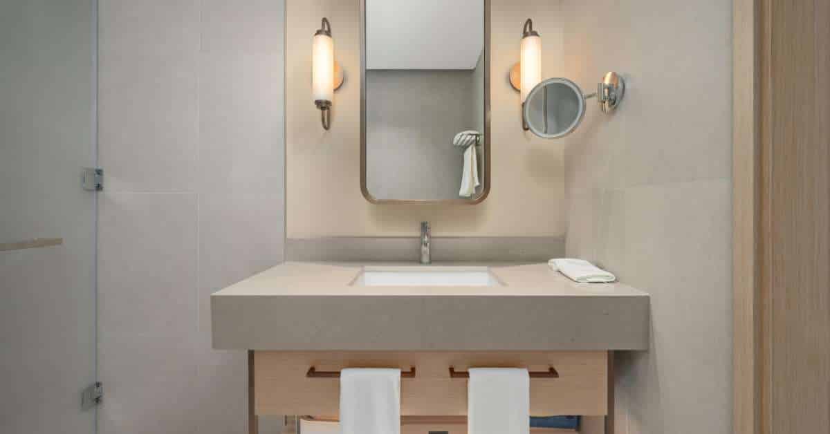 Éclairage doux et fonctionnel dans une petite salle de bain