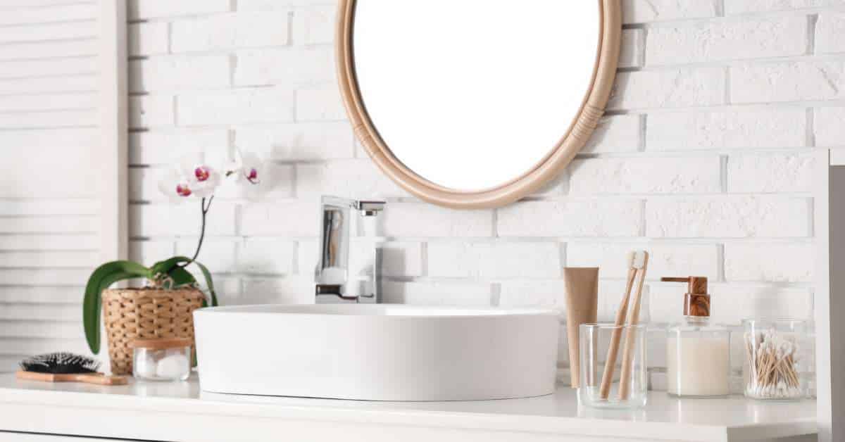 Grand miroir rond dans une petite salle de bain élégante