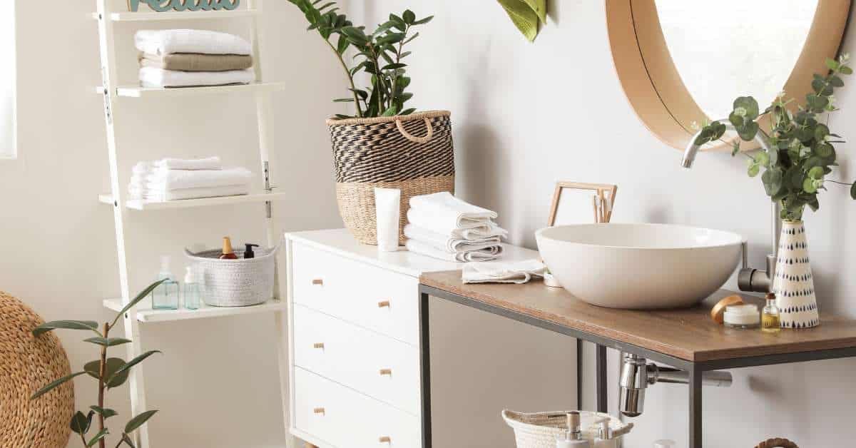 Mini salle de bain optimisée, décorée avec goût et fonctionnalité