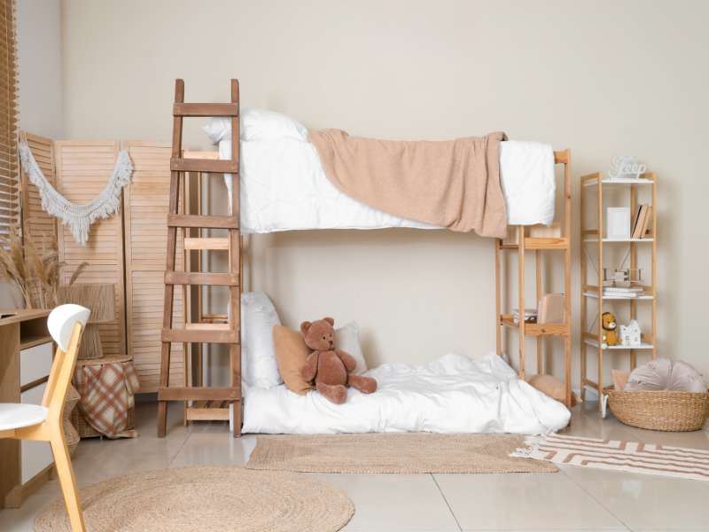 détail chambre enfant japandi bois naturel textile lin