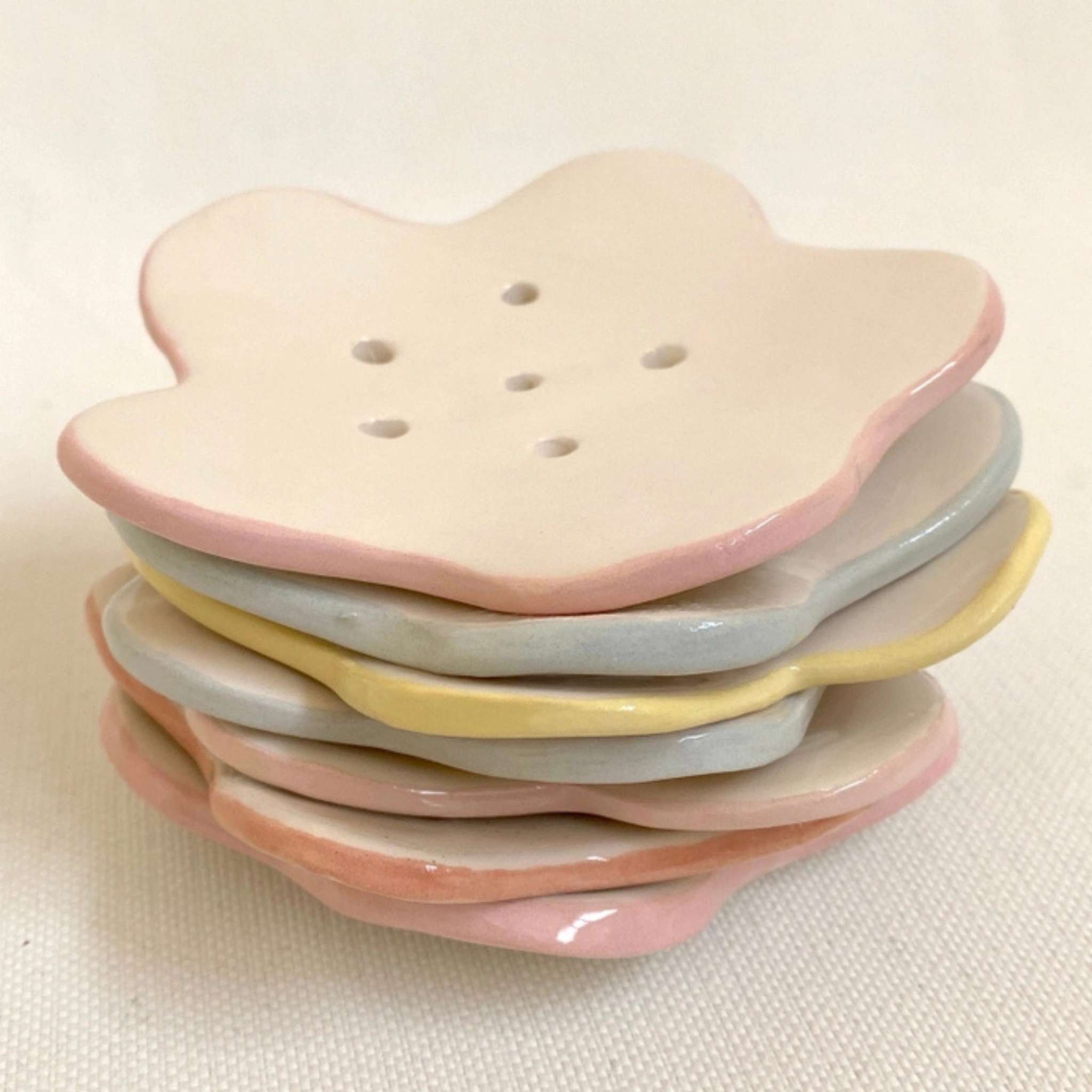 Porte-savon Fleur – Assiette Florale en Céramique Faite à la Main (Bleu)