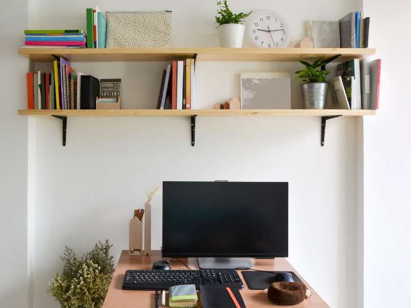 rangements muraux verticaux pour coin bureau petit espace