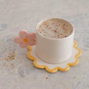 tasse en céramique avec anse rose
