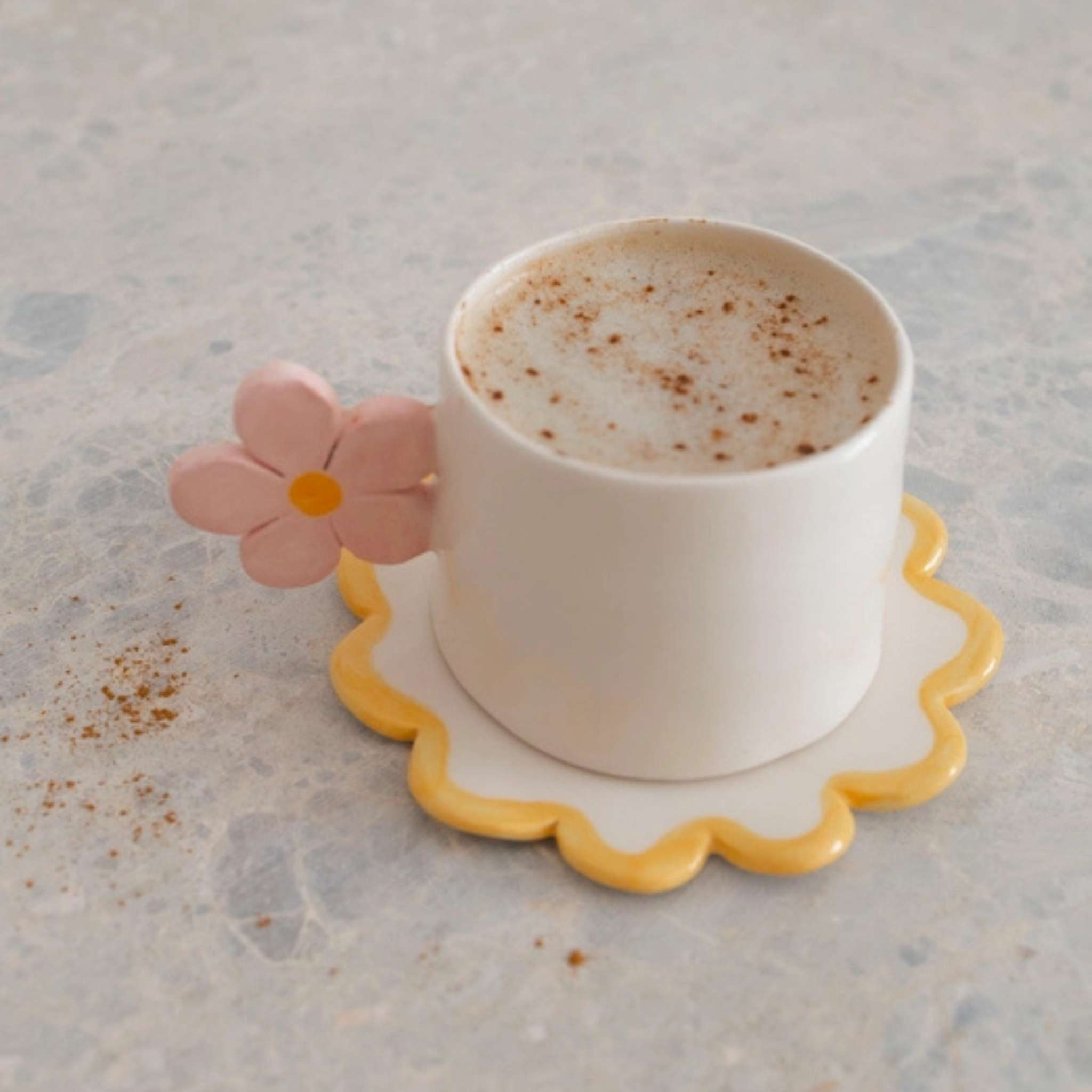 tasse en céramique avec anse rose