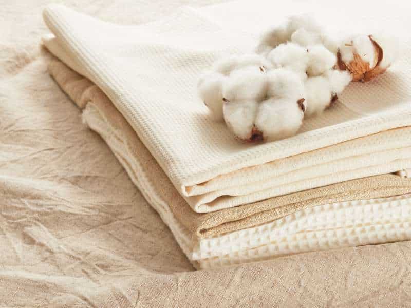 Textiles en lin et coton naturel dans une décoration campagne chic