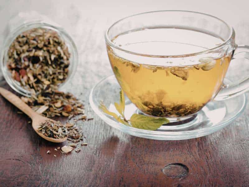 thé noir bio en vrac dans une tasse minimaliste