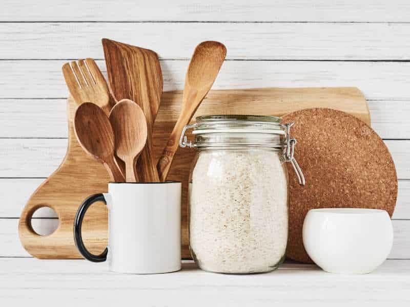 accessoires déco cuisine petits bocaux céramique et ustensiles bois