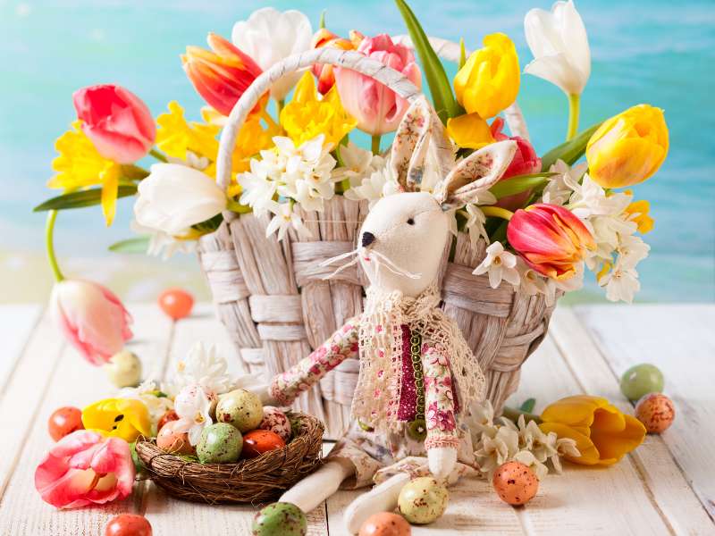 Bouquet printanier avec fleurs et décorations de Pâques