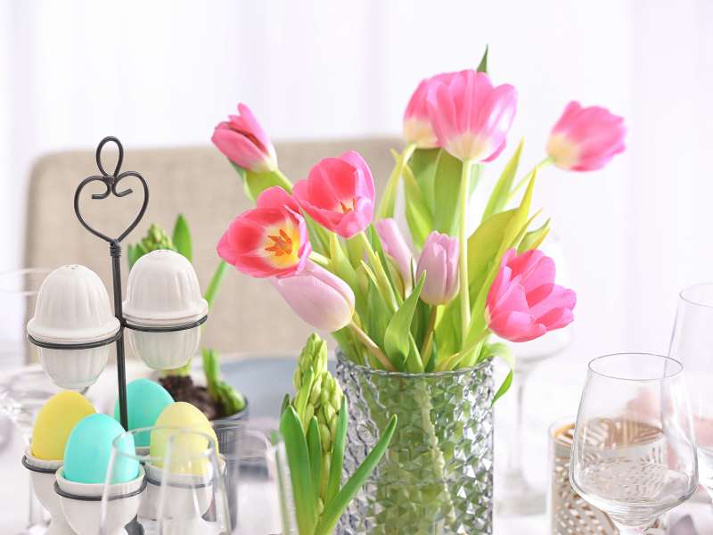 Centre de table de Pâques avec tulipes et œufs décoratif