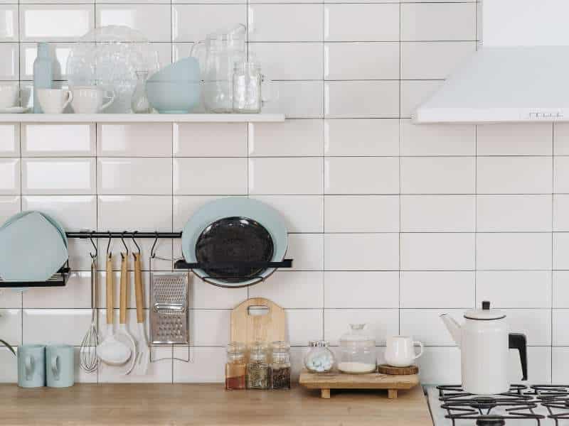 petite cuisine blanche lumineuse donnant une impression d’espace