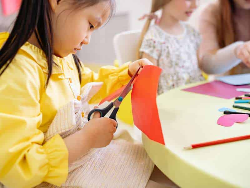 découpage forme oeuf papier activité enfant Pâques