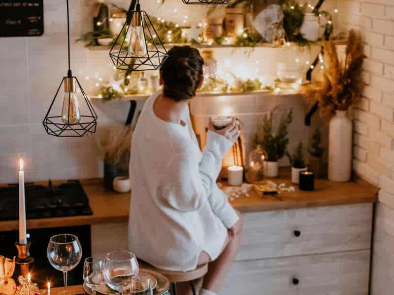 petite cuisine chaleureuse décorée avec objets et lumière douce