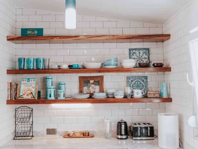 petite cuisine avec étagères murales en bois et rangement optimisé