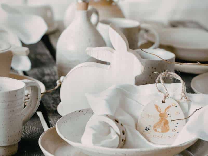 objet décoratif lapin de pâques posé sur une étagère