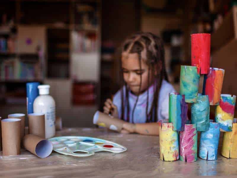 enfant décorant rouleau papier toilette bricolage Pâques