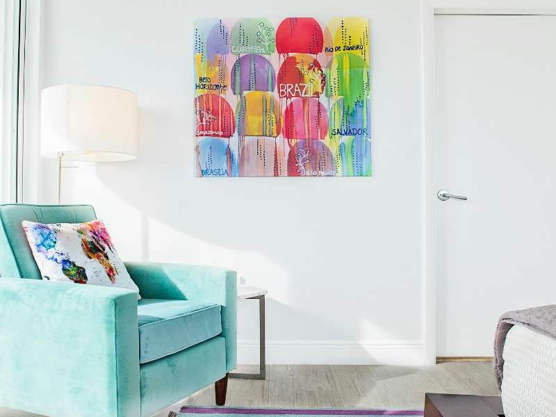 Ambiance déco printanière tendance mêlant rose fuchsia, lilas grisé et bleu minéral