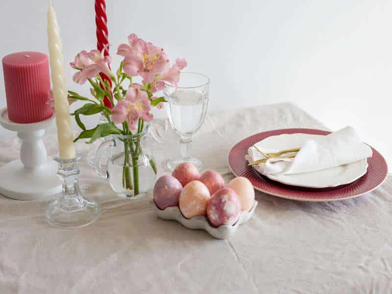 table de pâques avec nappe en lin et décoration naturelle printanière