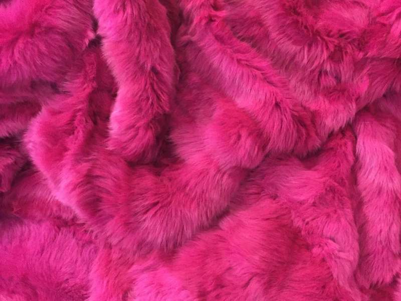 Touches de rose fuchsia dans une décoration intérieure moderne et lumineuse