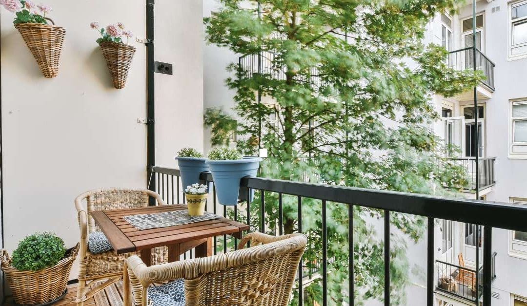 Comment aménager un joli balcon quand on a peu d’espace : astuces déco pour un petit balcon cosy