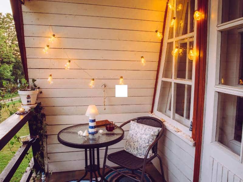 guirlande lumineuse pour aménager un petit balcon cosy