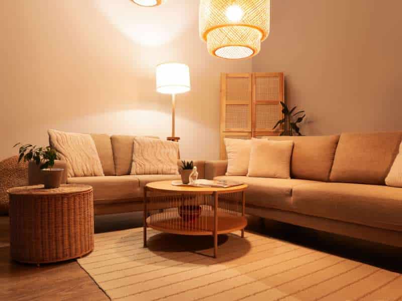 éclairage multiple petit salon ambiance cosy