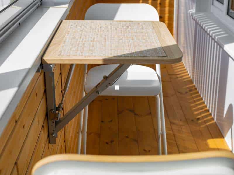 mobilier compact pour aménager un petit balcon avec table rabattable