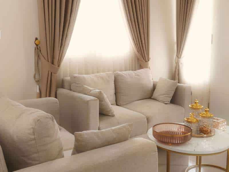 rideaux épais dans un salon cosy et chaleureux