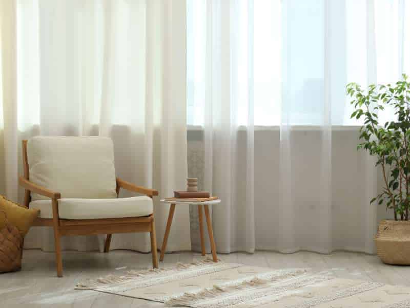 rideaux en lin naturel dans un salon tendance lumineux et épuré