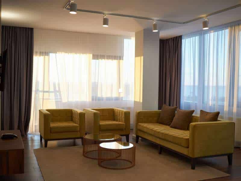 rideaux terracotta dans un salon moderne et chaleureux