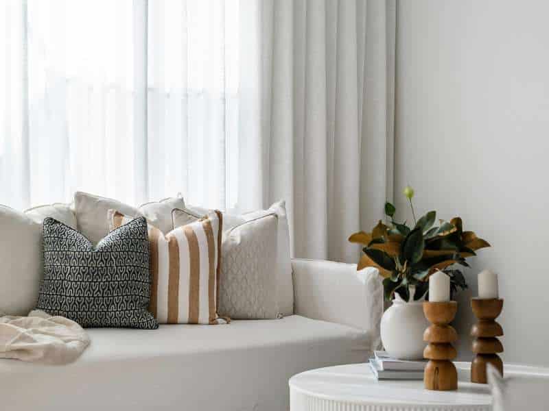 voilage blanc léger dans un salon lumineux et moderne